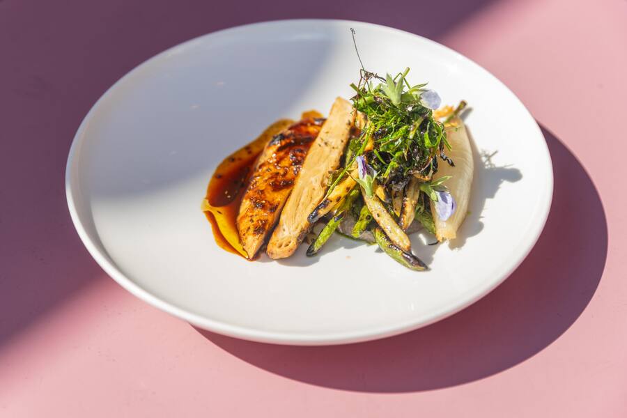 BT_Planted Chicken. Mittagessen im Restaurant Brenso mit Pascal Bieri. Fotografiert in Zürich am 14.09.2023 Fertiges "Chicken"-Filet- Gericht Planted Chicken, geflammte Bohnen, Erbsen,Linsen ,Kicherebsen, Veggie Jus