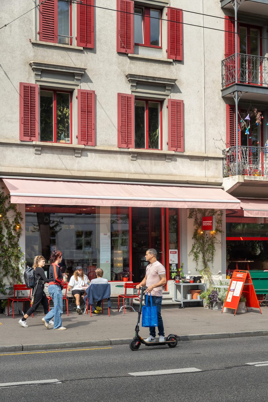 BT_Planted Chicken. Mittagessen im Restaurant Brenso mit Pascal Bieri. Fotografiert in Zürich am 14.09.2023 Restaurant Aussen
