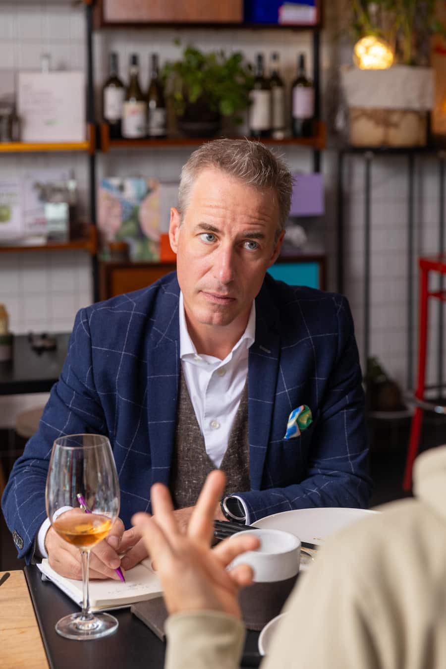 BT_Planted Chicken. Mittagessen im Restaurant Brenso mit Pascal Bieri. Fotografiert in Zürich am 14.09.2023 Böni in Diskussion/ beim Essen mit Pascal Bieri