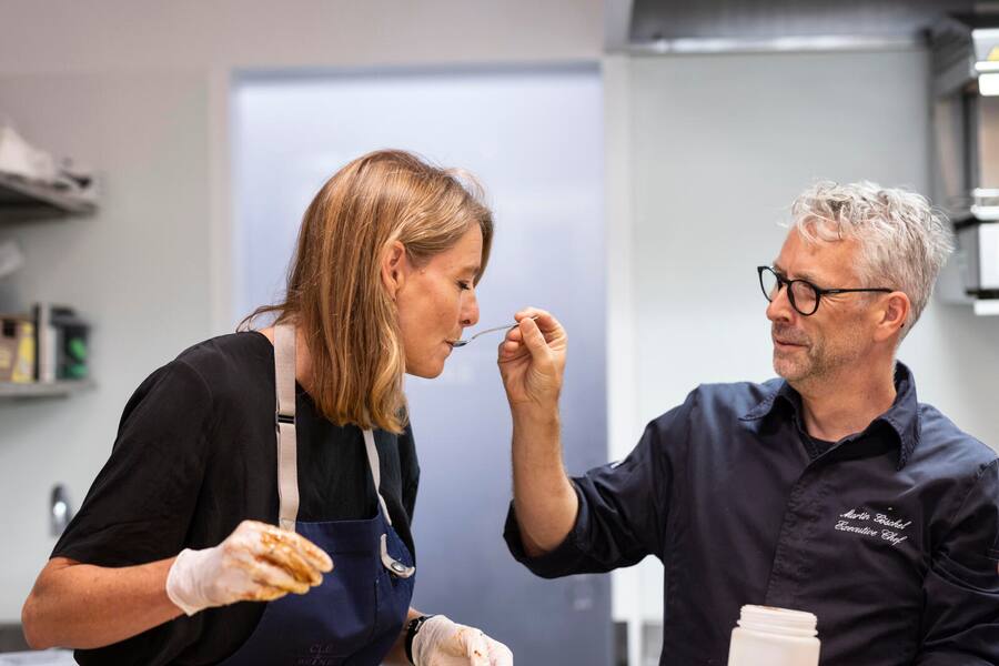 Parlamentarier kochen Event 08: Küche: Maja Riniker, Sandra Hess, Martin Göschel