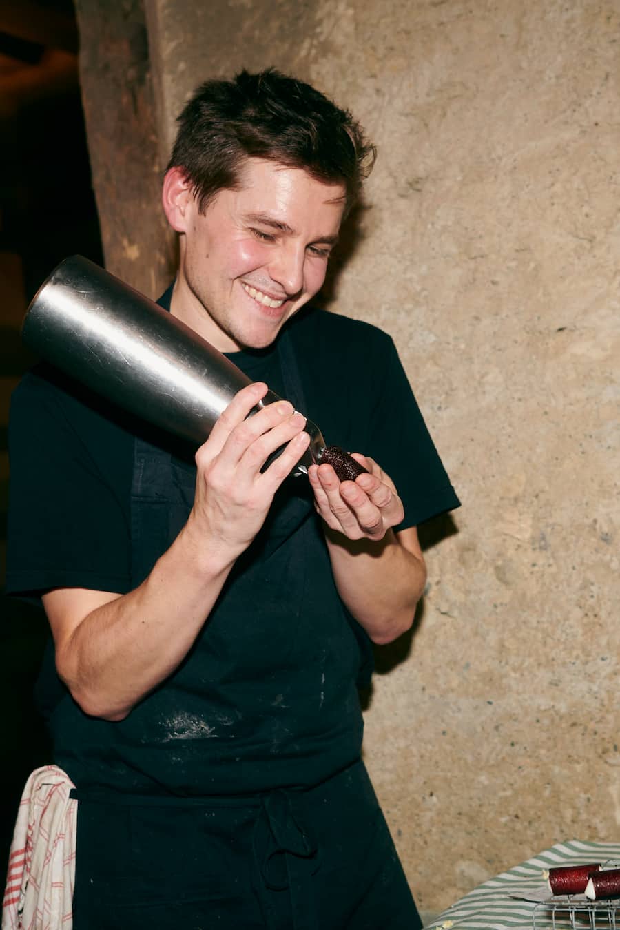 Rosa Pulver kocht auf dem Bungerthof, Berg am Irchel, ZH, Michael Dober