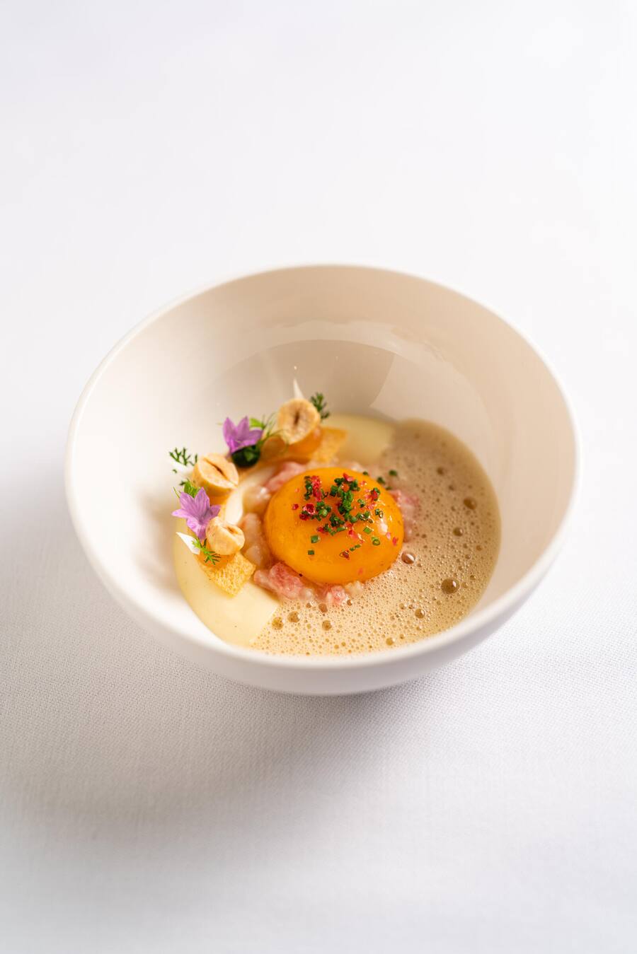 Schwarzwurzel, Eigelb, Grapefruit, Nussbutter by Kevin Romes, Skin's the Restaurant Lenzburg - Schweizer Auto des Jahres 2023 - Safenwil, 28.11.2022 - Copyright Olivia Pulver