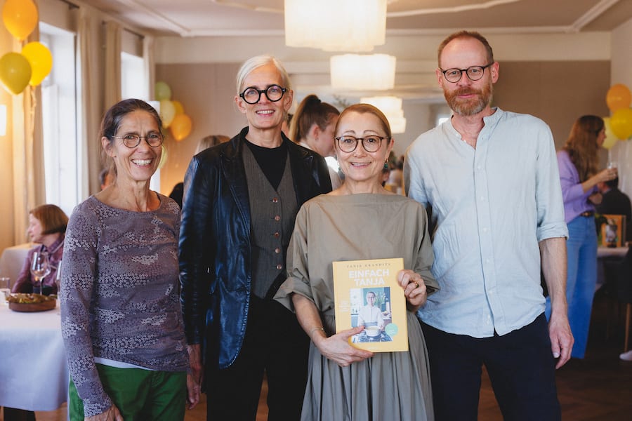 Tanjas Verbündete: Bio-Bäuerin Ursula Lohr, Graphikerin Sanna Andrée, AT-Verlagsleiter Urs Hofmann.