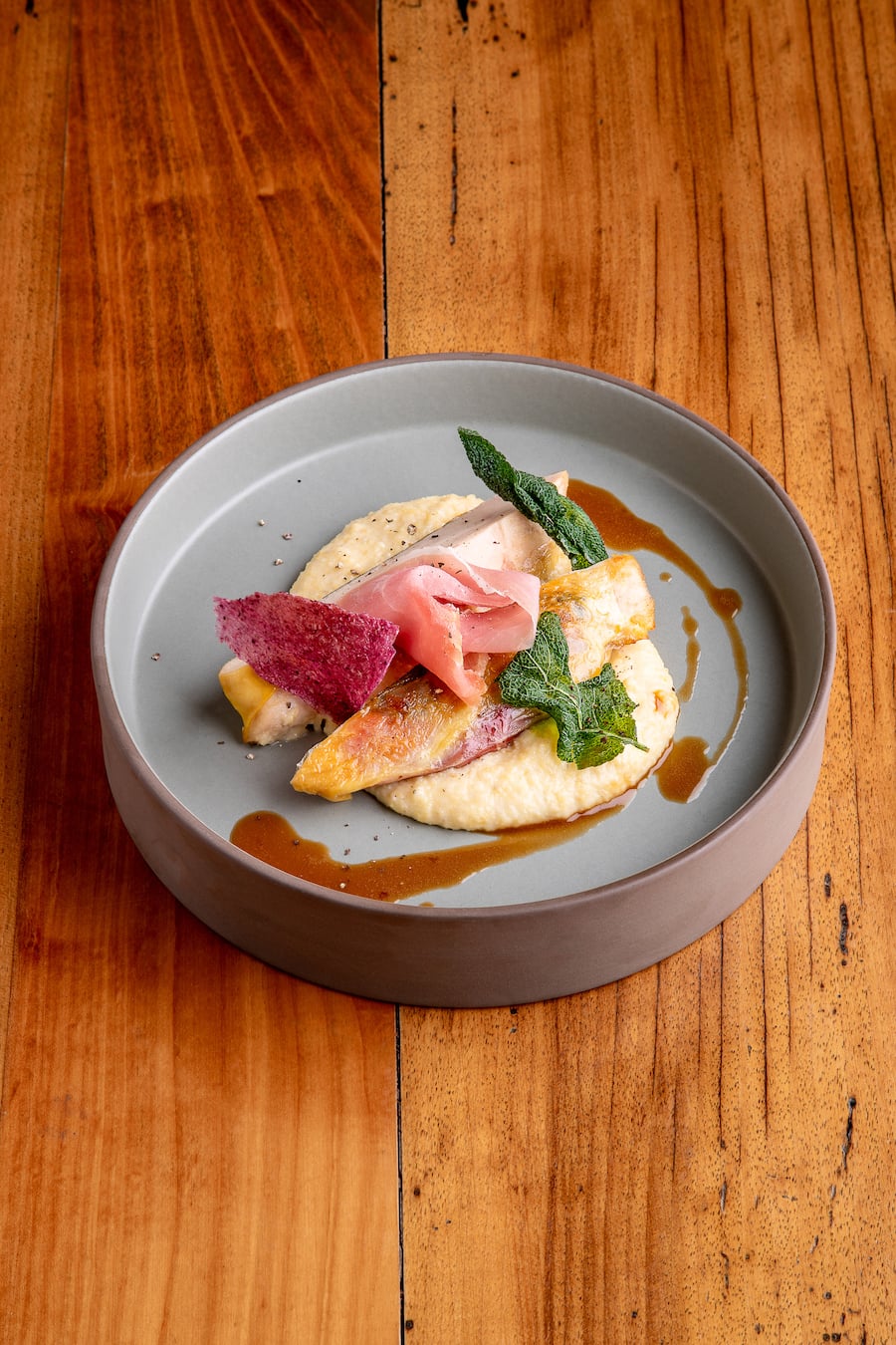 Vertraut: Saltimbocca von der Maispoularde auf Polenta.