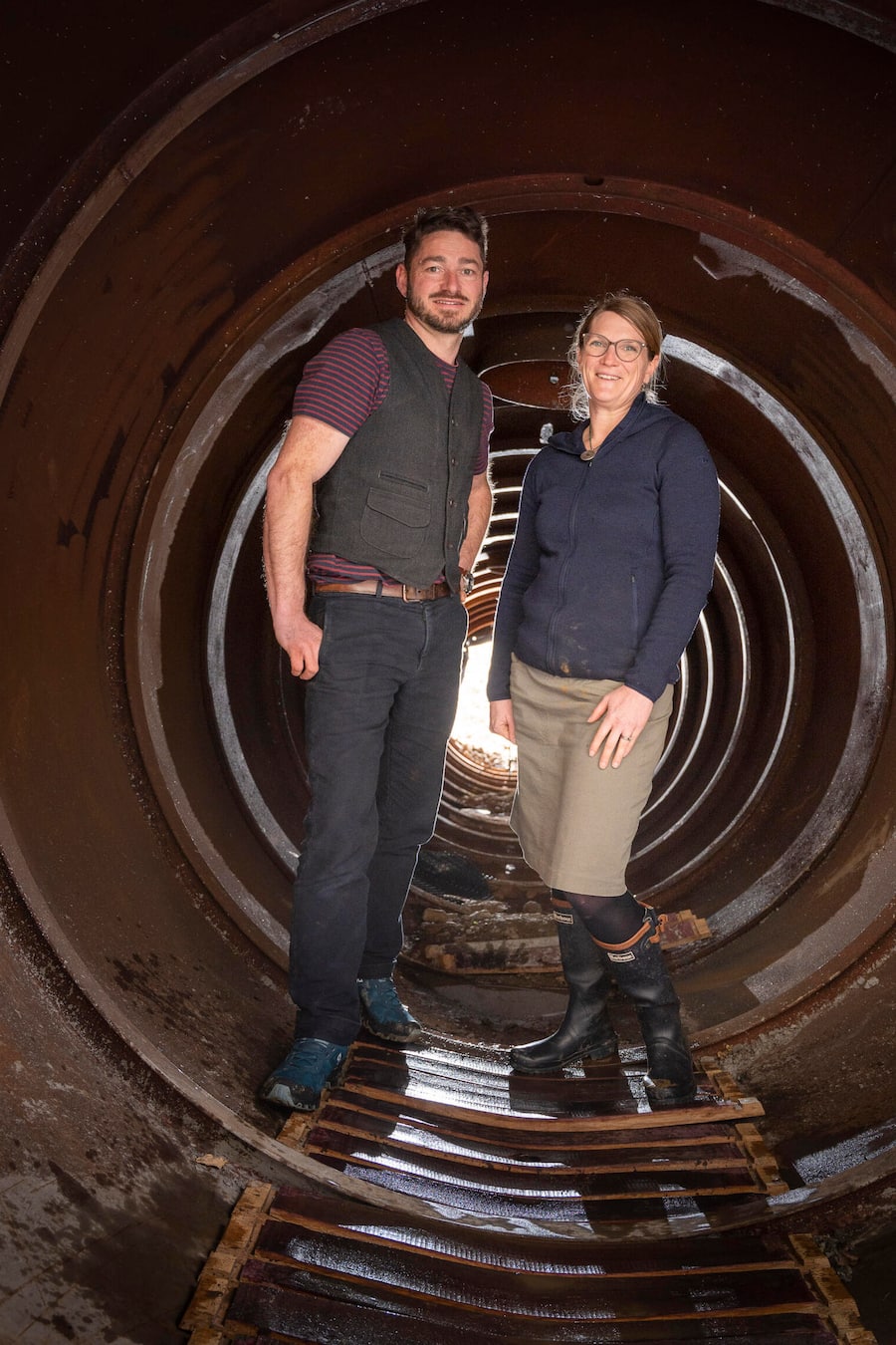 Francisca & Christian Obrecht im Durchgang zum neuen Keller, Baustelle,Jenins, Graubünden, Schweiz,