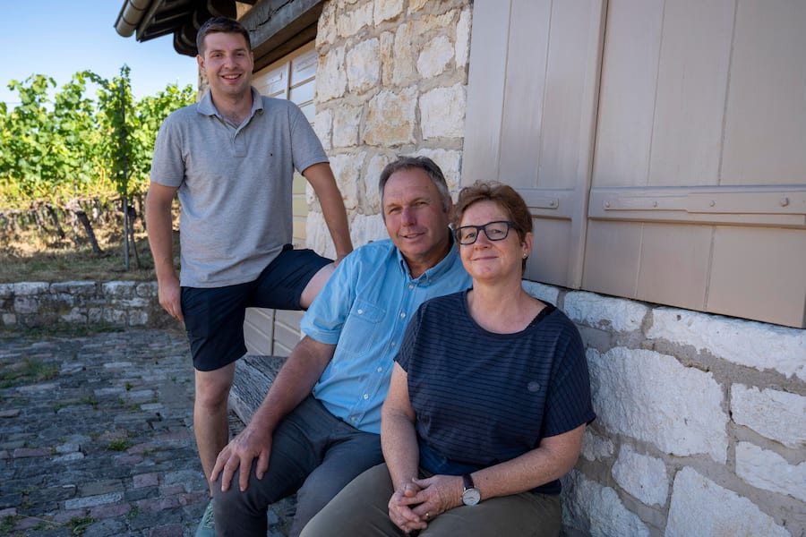 Urs, Regula und Adrian Jauslin vor dem Rebhaus,Muttenz, Basel Land, Schweiz,Suisse,Svizzera,Switzerland,