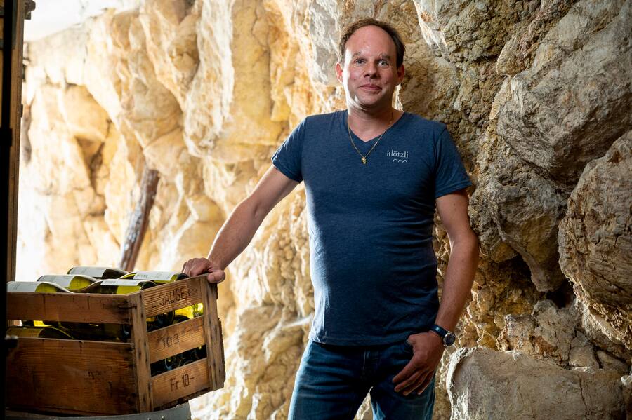 Adrian Klötzli Im Kellerzugang vor Jurakalkwand