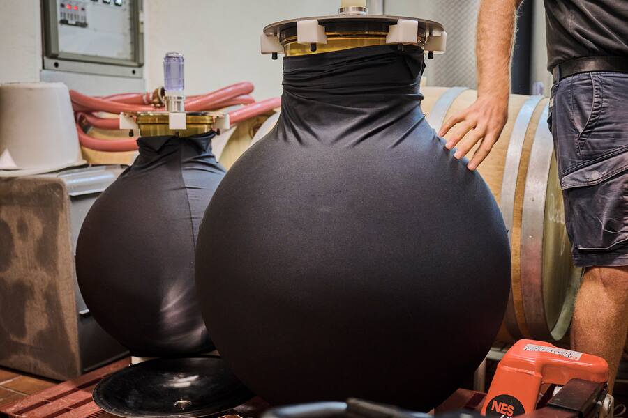 Mercedes Tour mit Guy Ravet entlang des Genfer Sees, am Freitag 15 September 2023 im Epesses. Hier besucht Guy Ravet den Winzer Blaise Duboux. (© Gabriel Monnet)