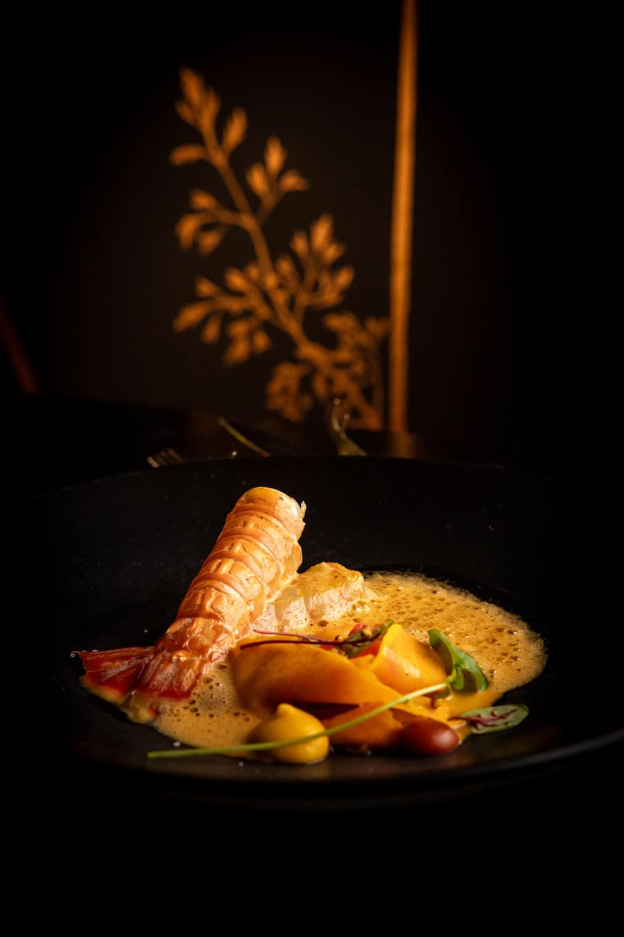 Scampi: Kürbis, Hummerbisque, Ingwer, Hagebutte. Bern Schweizerhof Passage. ©David Birri