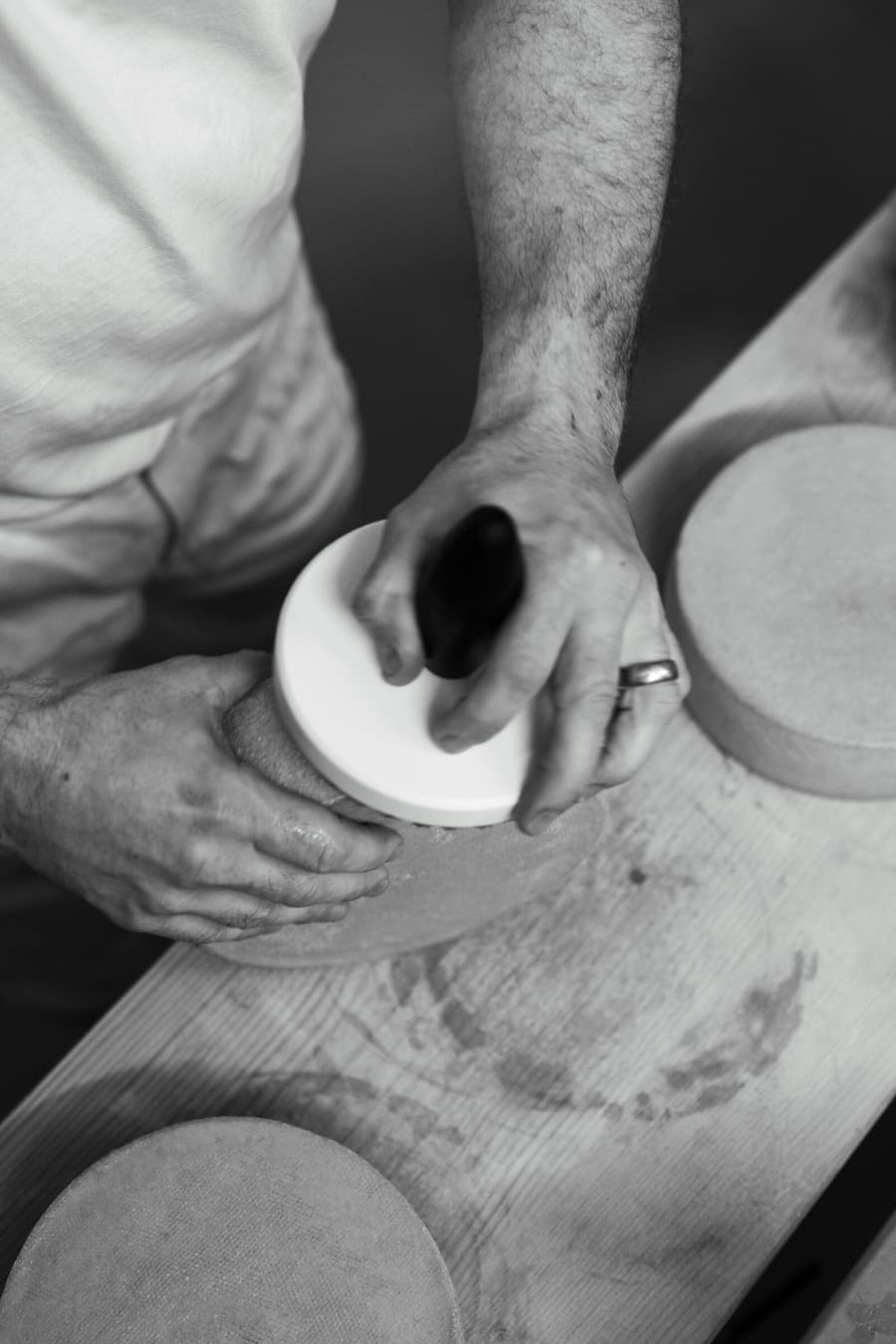 Chefkoch Peter Pruefer bsucht die Käserei von Matthias Koch - Ziegenkaese aus Appenzell - Appenzeller Huus Bären Gonten - Nov 2023 - Copyright Olivia Pulver