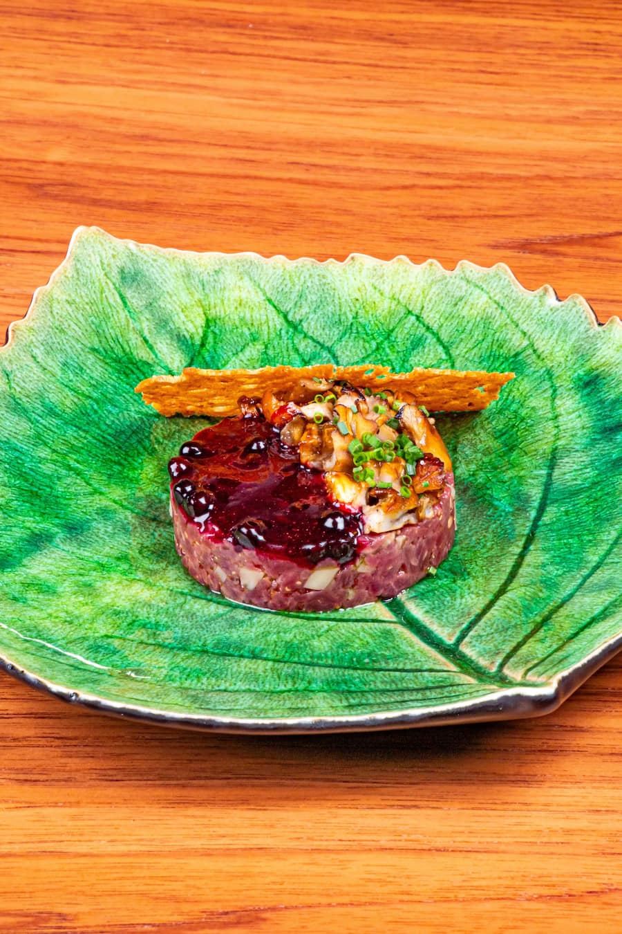 Beers HIrschtatar mit Steffisburger Klapperschwamm & Baumnüssen.