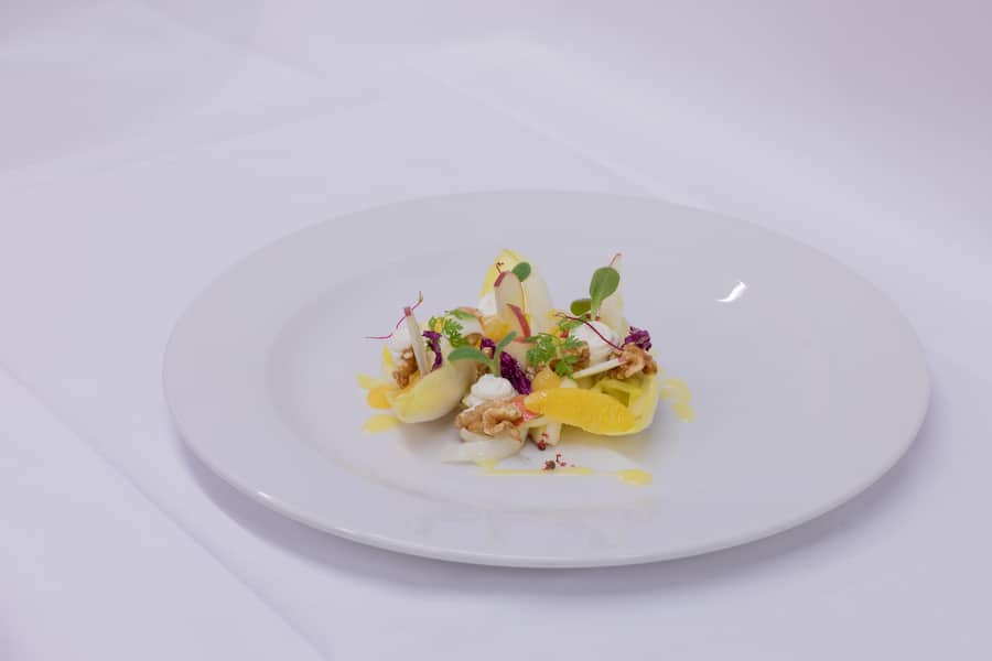 Gericht: Chicorée Salat mit Apfel, Orangen und Savogniner Ziegenfrischkäse Chef Fadri Arpagaus