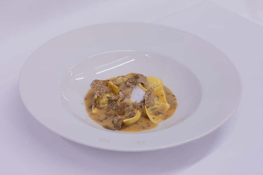 Gericht: Hausgemachte Tortelli vom Berghuus Wagyu Rind mit frischem Perigord Trüffel Chef Fadri Arpagaus