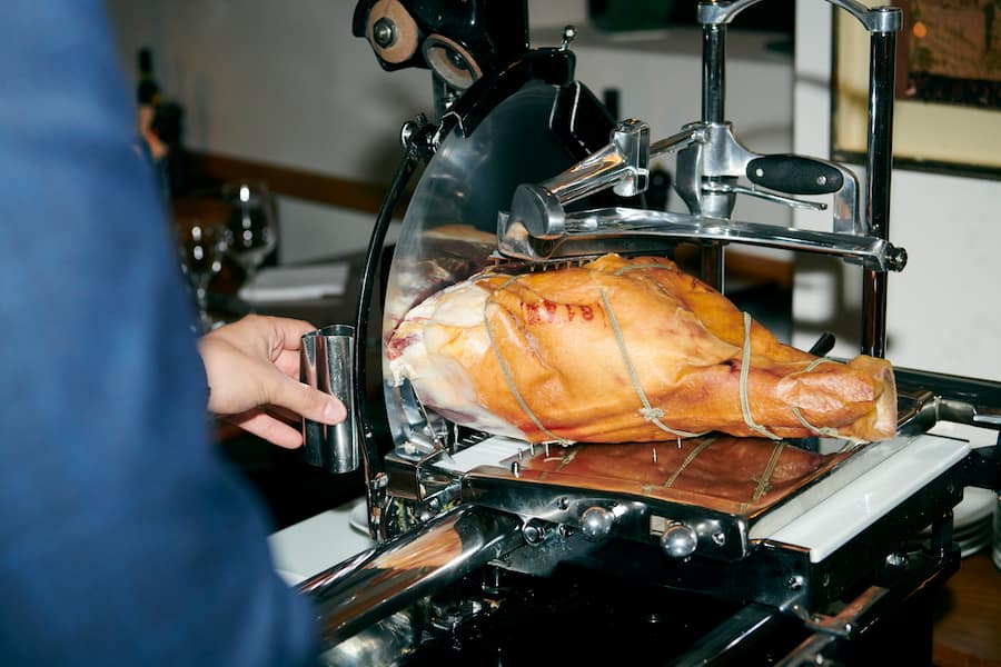GMC: Restauarnt Verdi, Bern. Gastgeberin: Lorina Schmid, Koch: Luca Mazzeo. Bild: Parma Schinken auf Berkel Schwungradmaschine