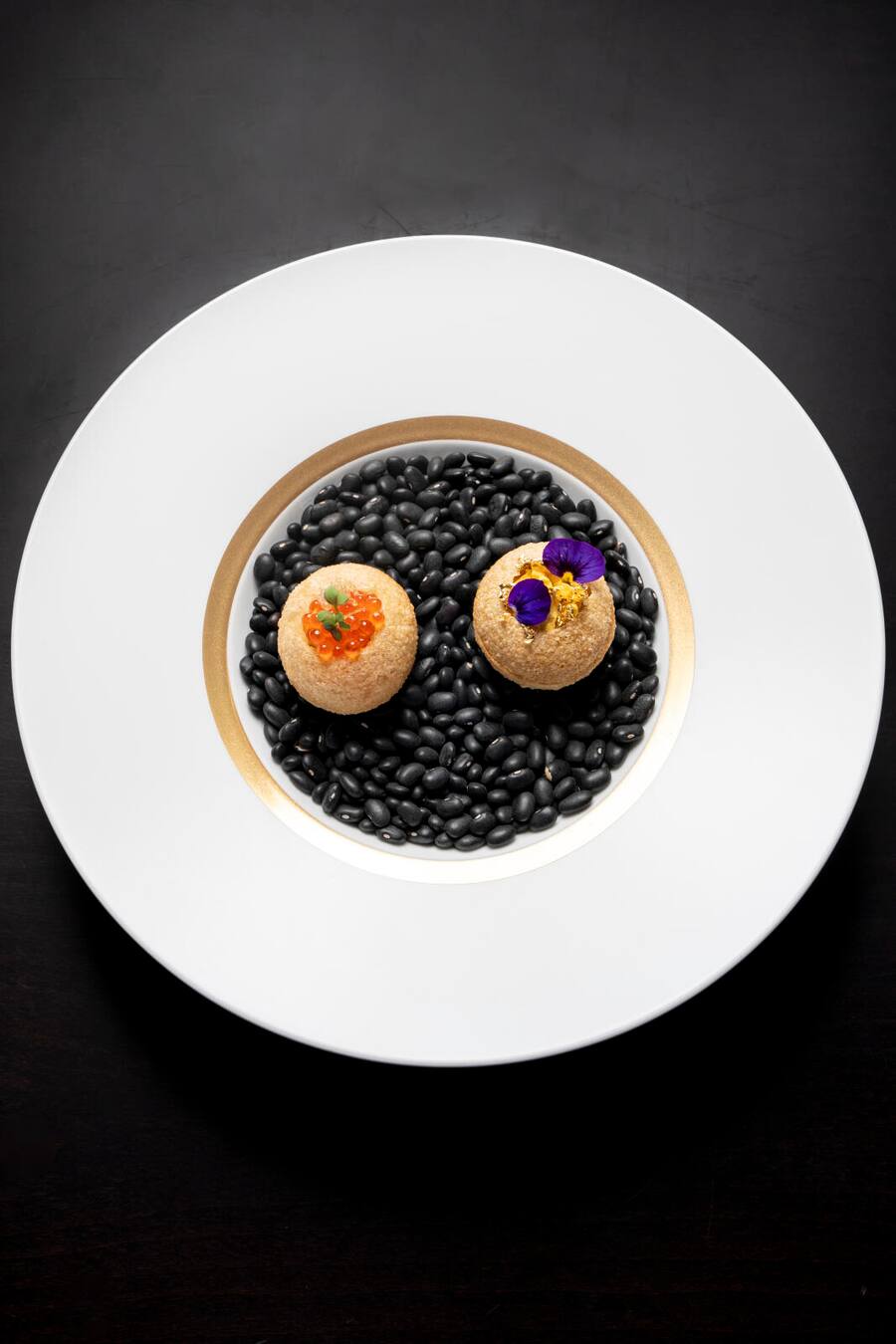 Chefs United , Bürgenstock, Frittierte Weizenmehlkügelchen, Mango mit Peri Peri mariniert, Swiss Lachs Ceviche, mit Curryblättern, Kokosnuss und Schalotten, von Saneesh Varghese