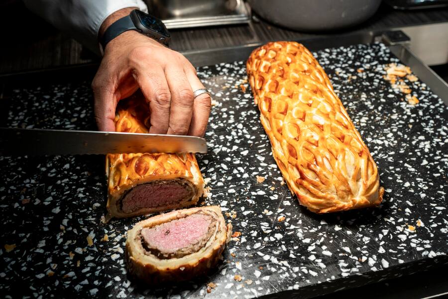 Chefs United , Bürgenstock, Gerald Quadros schneidet Wellington Beef