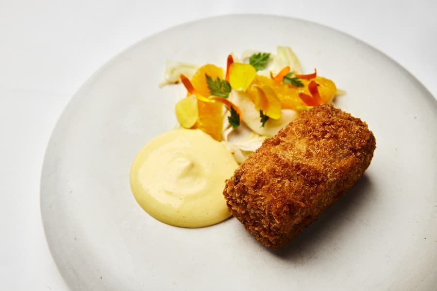 Das Beste vom Säulikopf, diskret in einen Knuspermantel verpackt: Bäggli und Schnörrli! Mit Orangen-Hollandaise.