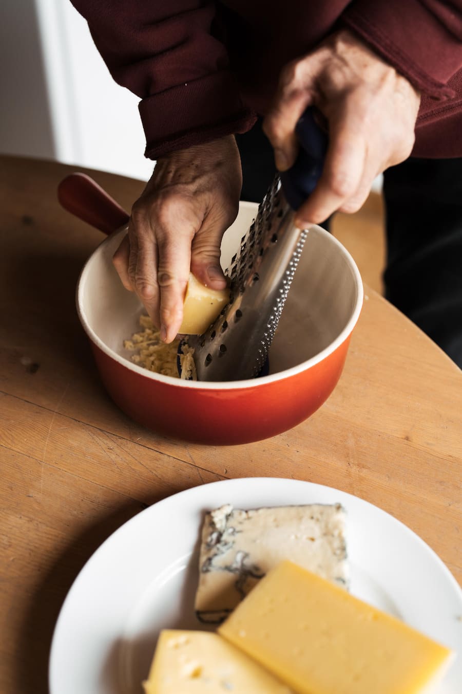 Boeni tranchiert: Fondue von Rolf Beeler, Maître Fromager - Mellingen - November 2023 - Copyright Olivia Pulver