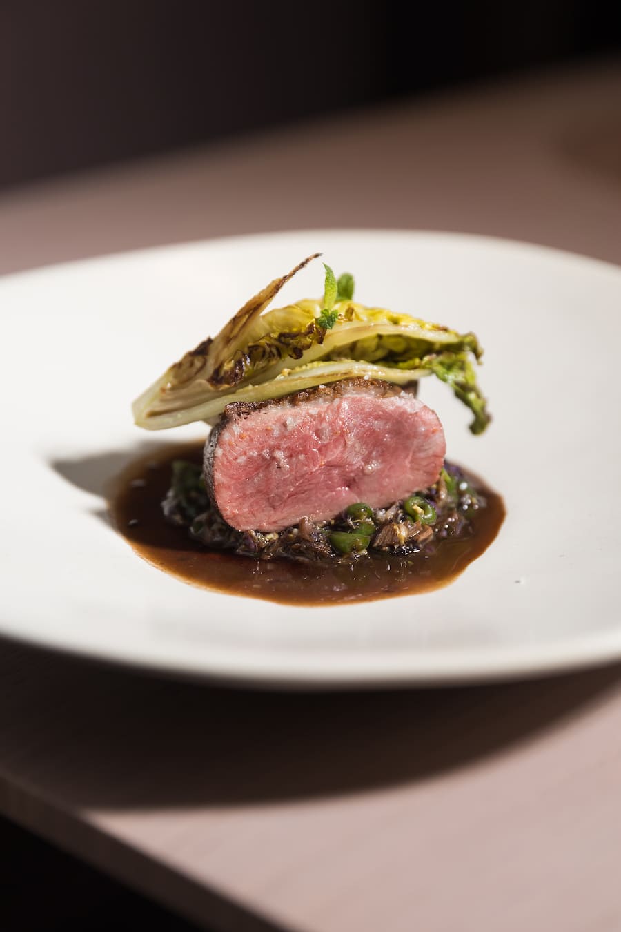 Restaurant ANGericht: Ente, Chinakohl, Hoisin-Sauce Entenjs, geschmorte Keule, grüne BohnenFotografiert am 09.11.2023