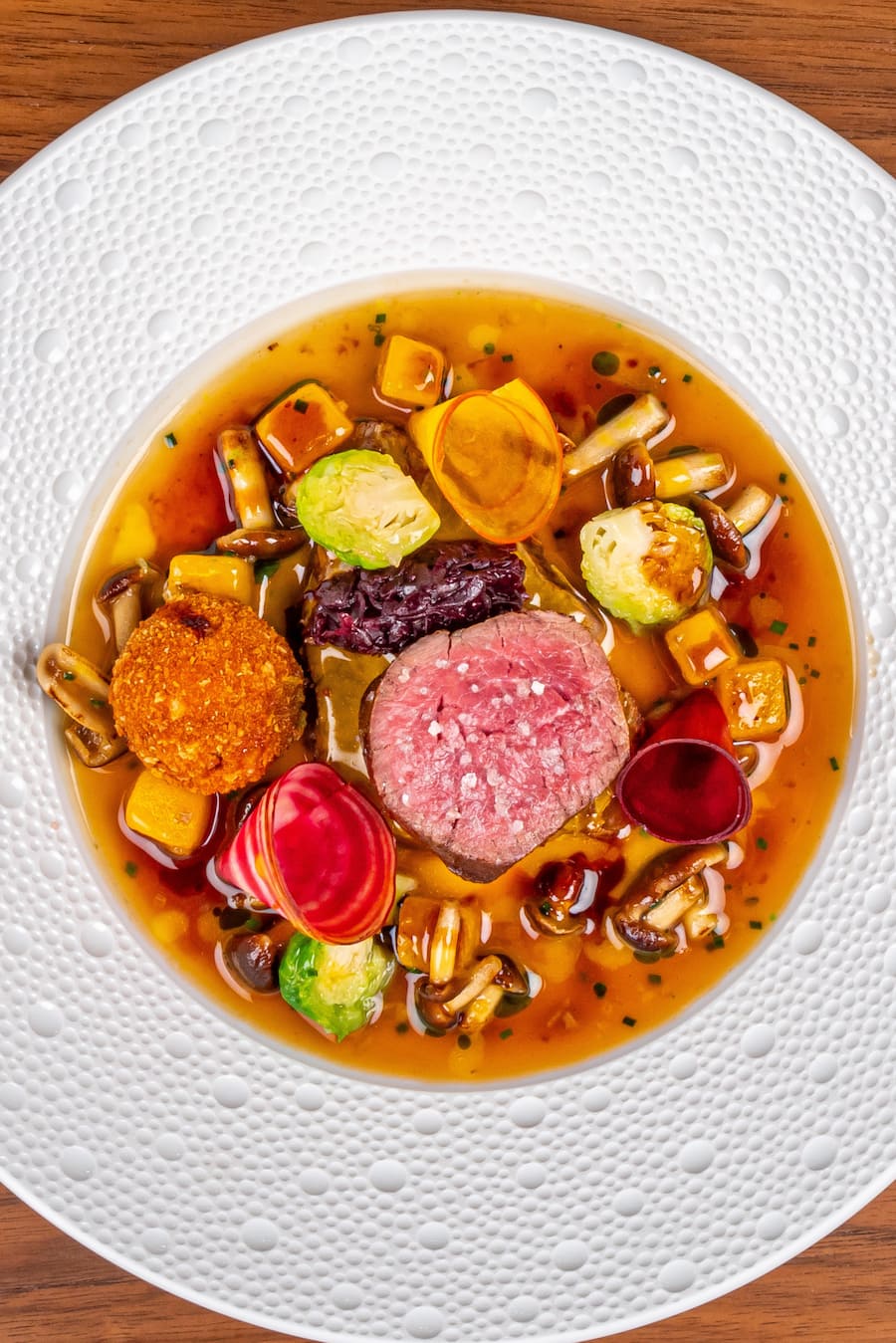 Hirsch als Sauerbraten, kurz gebraten und als Praline mit Kürbis und Ingwer.