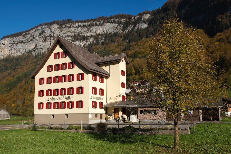 Aussenansicht Herbst Adler Ried-Muotathal, 4.3.2017 © HO Gitzi, Gitzi im Weisswein geschmort mit dreierlei von der Polenta, Matthias Roock, Castello del Sole, AsconaÂ