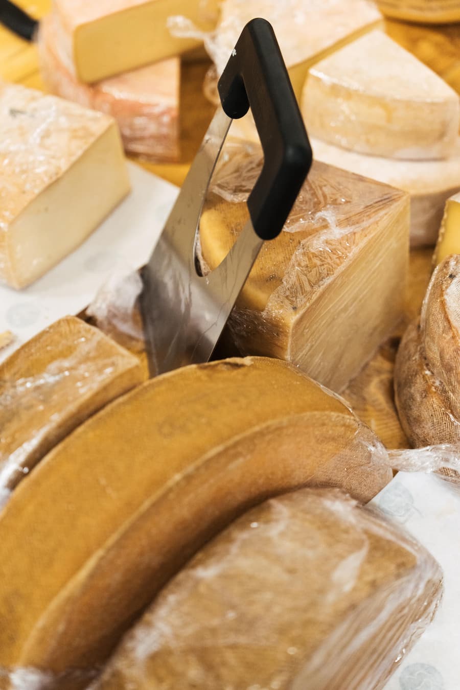 Boeni tranchiert: Fondue von Rolf Beeler, Maître Fromager - Mellingen - November 2023 - Copyright Olivia Pulver