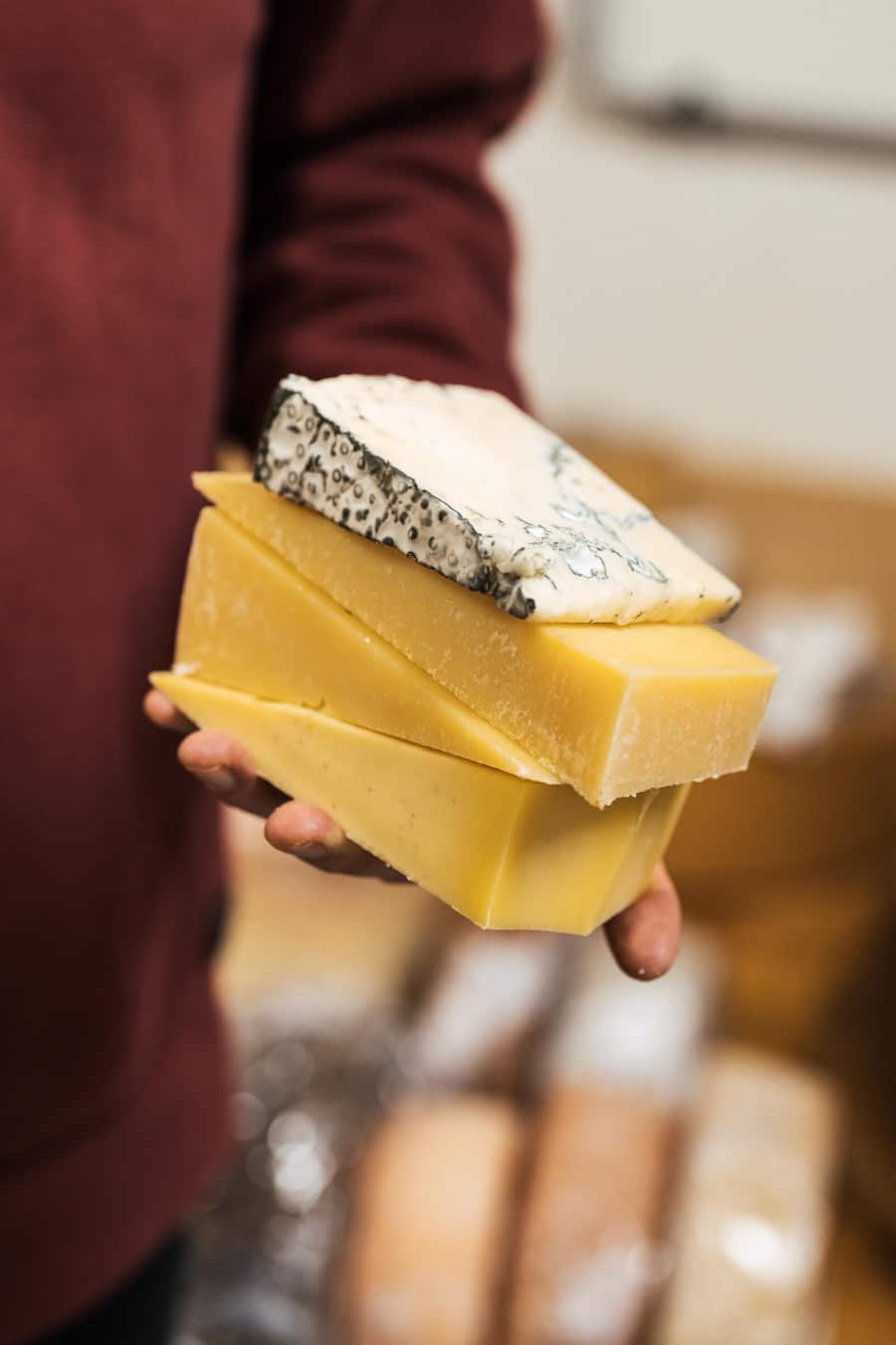 Blauer Büffel von Willi Schmid, Alp Dräckloch, Seelisberger Löchlichäs, Alpe Greina - Boeni tranchiert: Fondue von Rolf Beeler, Maître Fromager - Mellingen - November 2023 - Copyright Olivia Pulver