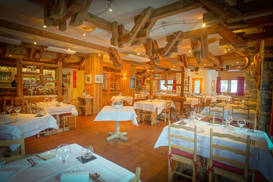 L'intérieur du restaurant Le Mont-Rouge