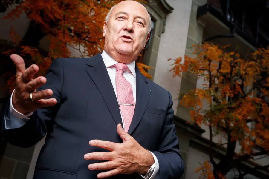 Louis Villeneuve, ancien directeur de salle du Restaurant de l'Hôtel de Ville de Crissier, a passé son dernier service au restaurant triplement étoilé le 23 décembre 2021.