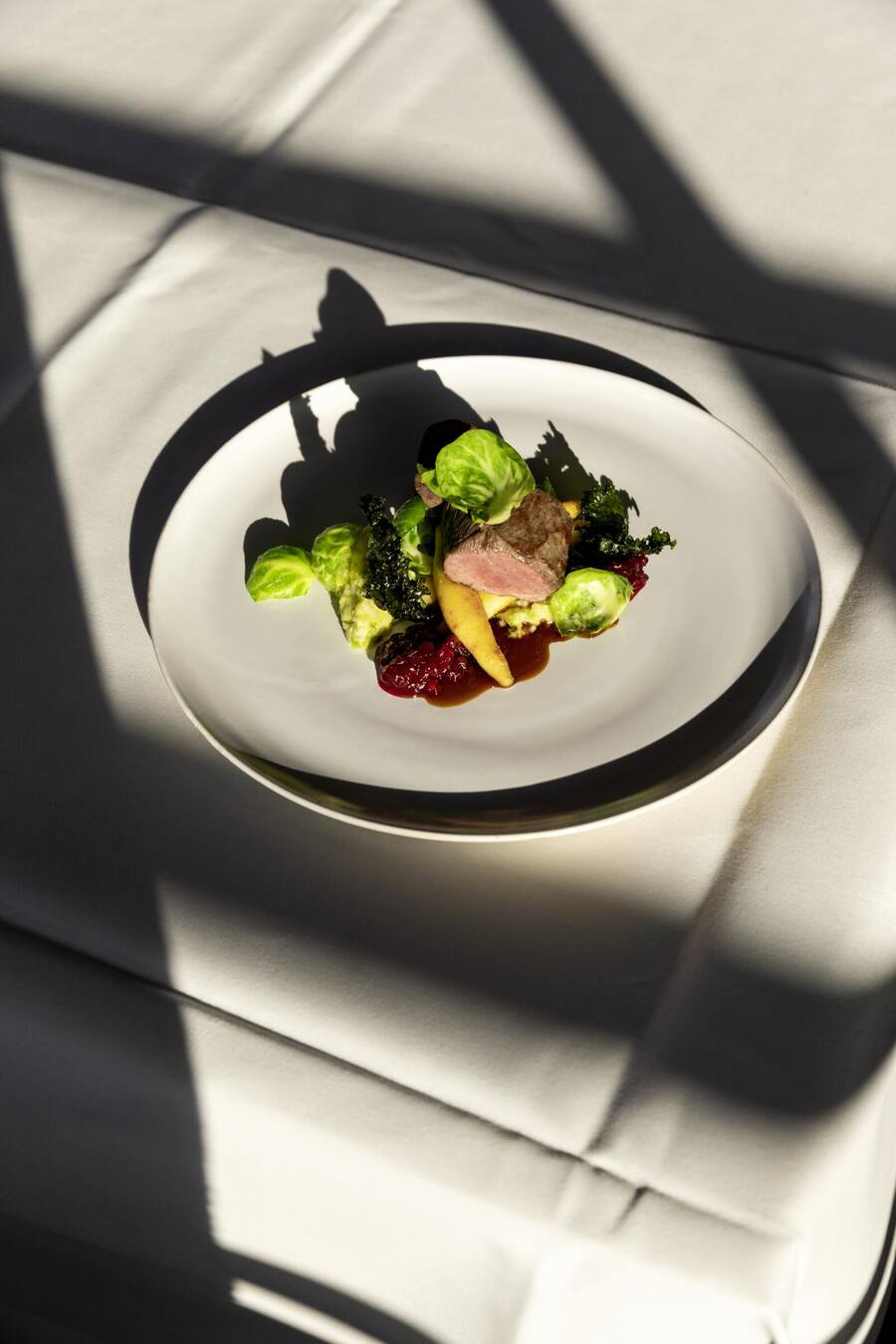 Michele Meier serviert Wild mit Schupfnudeln & Rosenkohl.