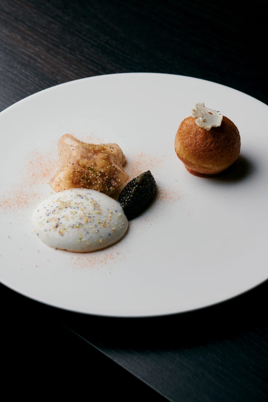 Raffinierte Kombination: Bretonischer Taschenkrebs, Blumenkohl und eine Nocke Kaviar.