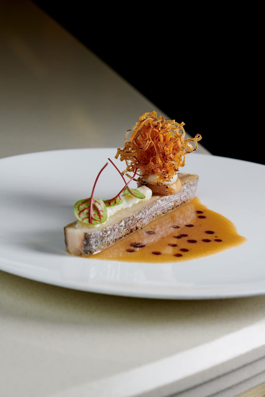 Regenbogenforelle! Der Chef serviert die Truite de Neirivue mit Dashi und Arabica-Kaffee.