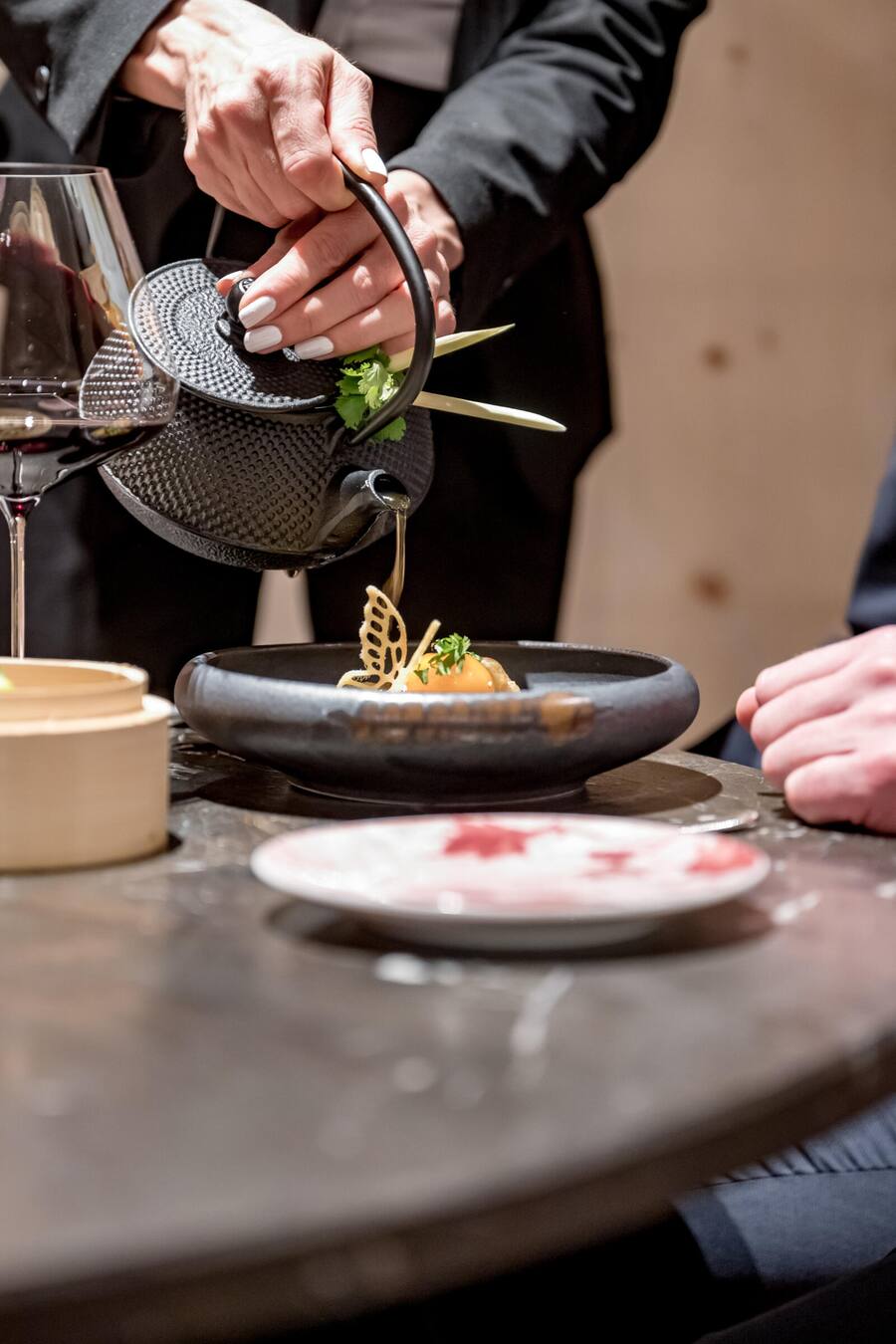Wird angegossen: Tiroler Bergsaibling mit Kaviar, fermentierten Pfifferlingen, Vanille und Reis