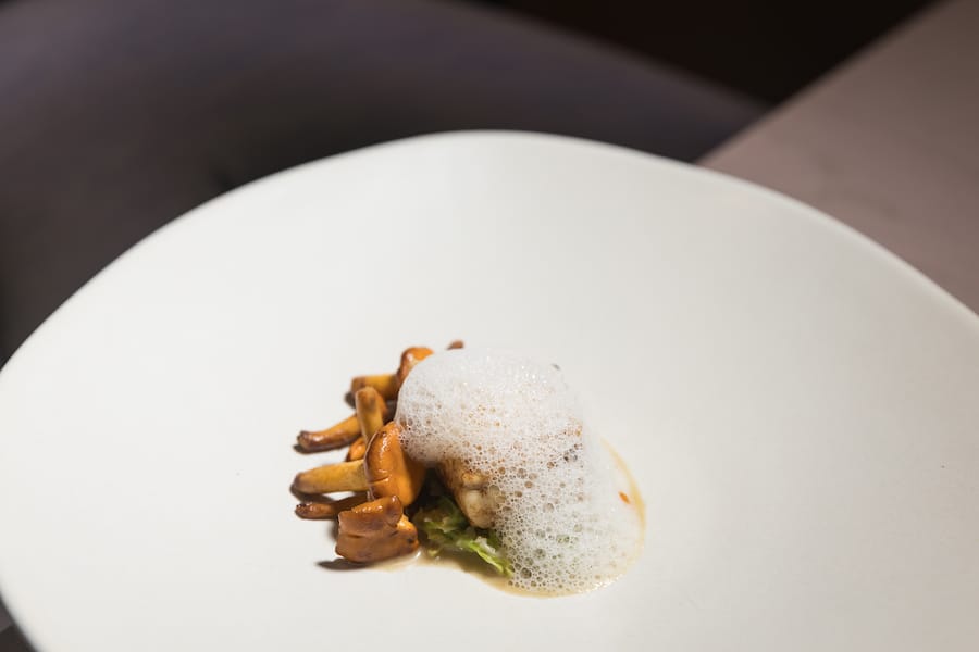 Restaurant ANGericht: Steinbutter in Nussbutter gebraten, Pfufferlinge, Wirsing mit Yuzu-Kosho, Erdnuss Beurre BlancFotografiert am 09.11.2023