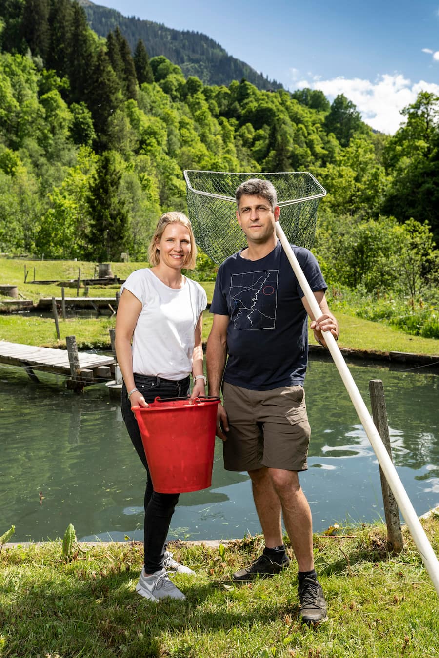 Saiblingzucht Lugnez, Sarah und Curdin Capeder bei den Zuchtbecken