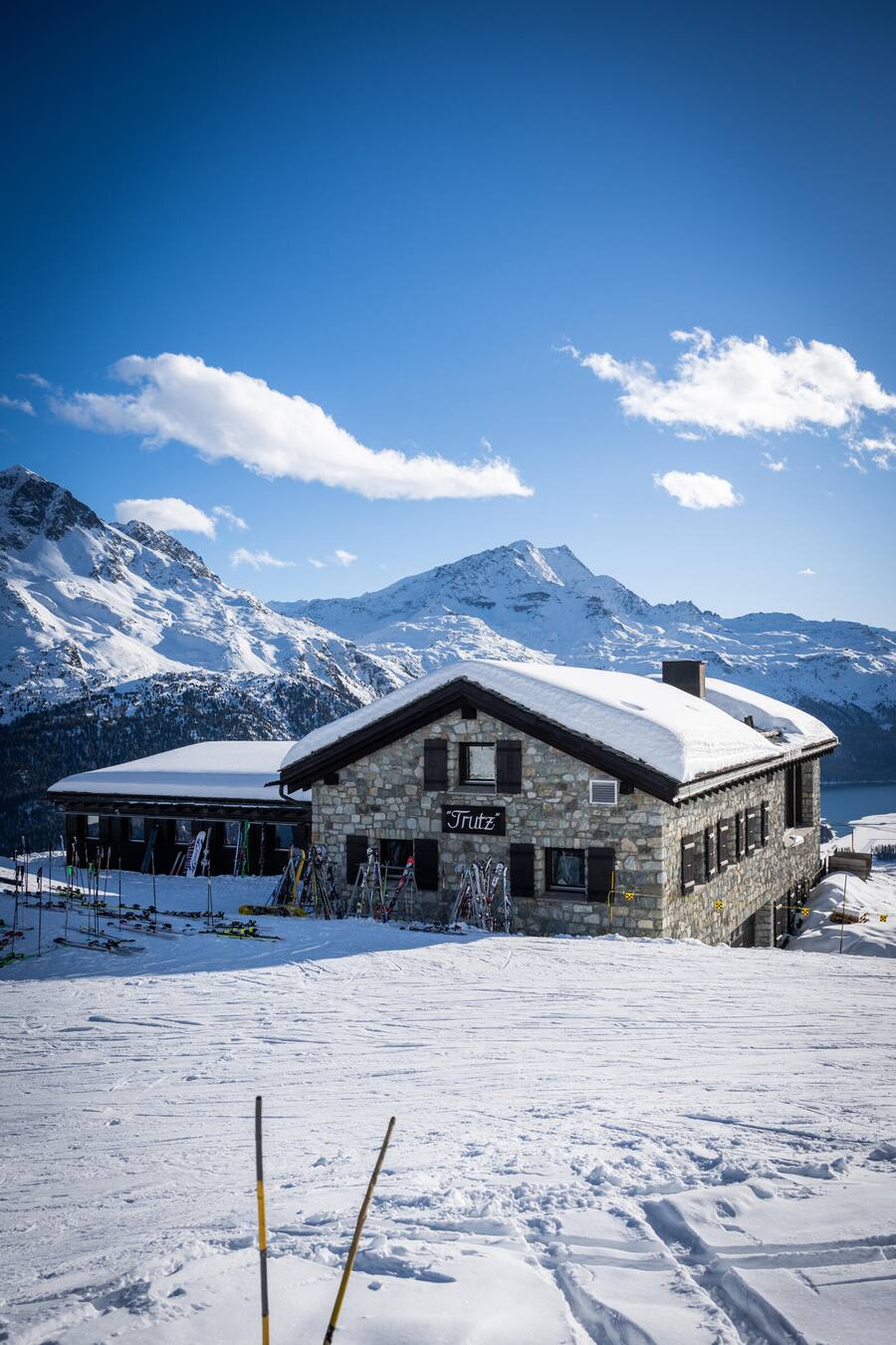 St.Moritz Spezial 2022: Trutz Hütte, Bergrestaurant Trutz, Suvretta House. Aussenansicht im Winter