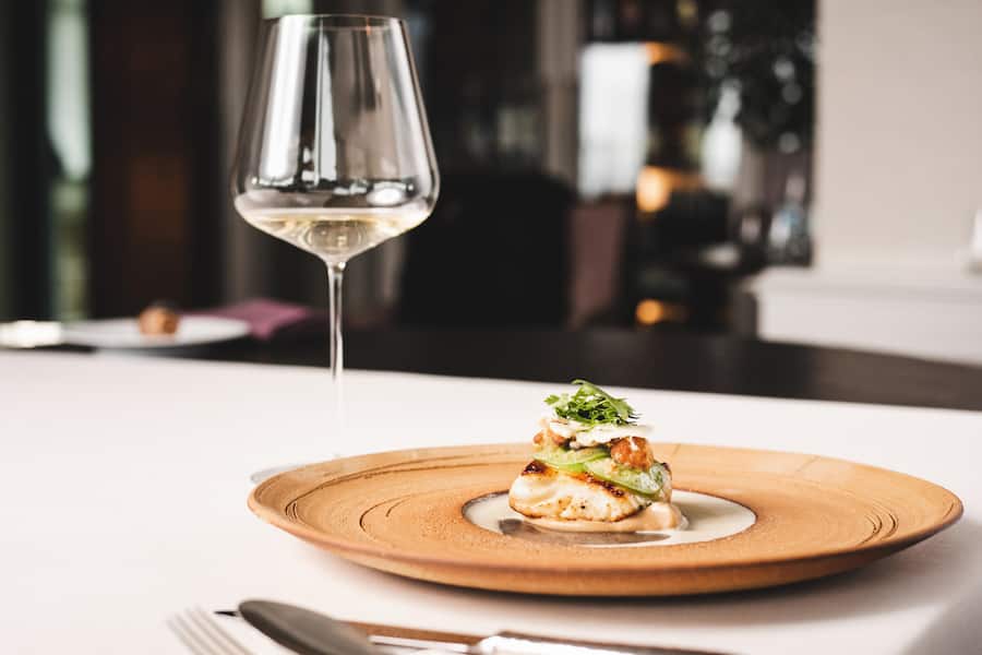 Sommelier Stefan Weise, Gasthaus zur Fernsicht, Incantare; Champagner Laurent-Perrier Grand Siècle Nr. 24 Wolfsbarsch mit gerösteter Blumenkohlcreme, Sake-Beurre-blanc und Tomatillo; Koch Tobias Funke; Foto: Digitale Massarbeit, Tanja und Simon Kurt Stefan Weise, Sommelier, Fernsicht, Heiden, Laurent Perrier, Grand Siècle © Digitale Massarbeit