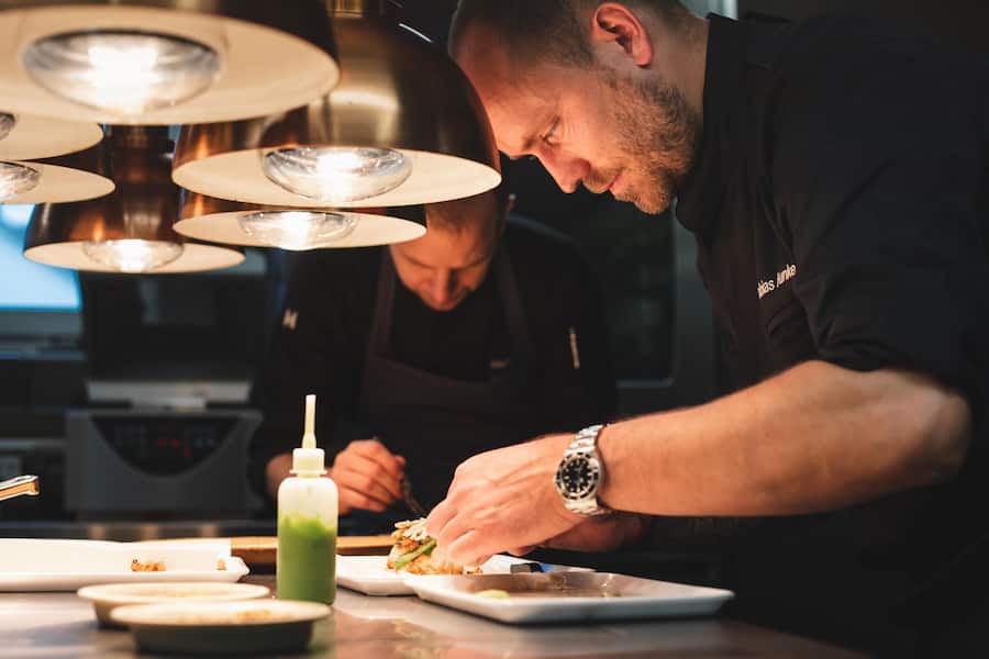 Sommelier Stefan Weise, Gasthaus zur Fernsicht, Incantare; Champagner Laurent-Perrier Grand Siècle Nr. 24 Wolfsbarsch mit gerösteter Blumenkohlcreme, Sake-Beurre-blanc und Tomatillo; Koch Tobias Funke; Foto: Digitale Massarbeit, Tanja und Simon Kurt Stefan Weise, Sommelier, Fernsicht, Heiden, Laurent Perrier, Grand Siècle © Digitale Massarbeit