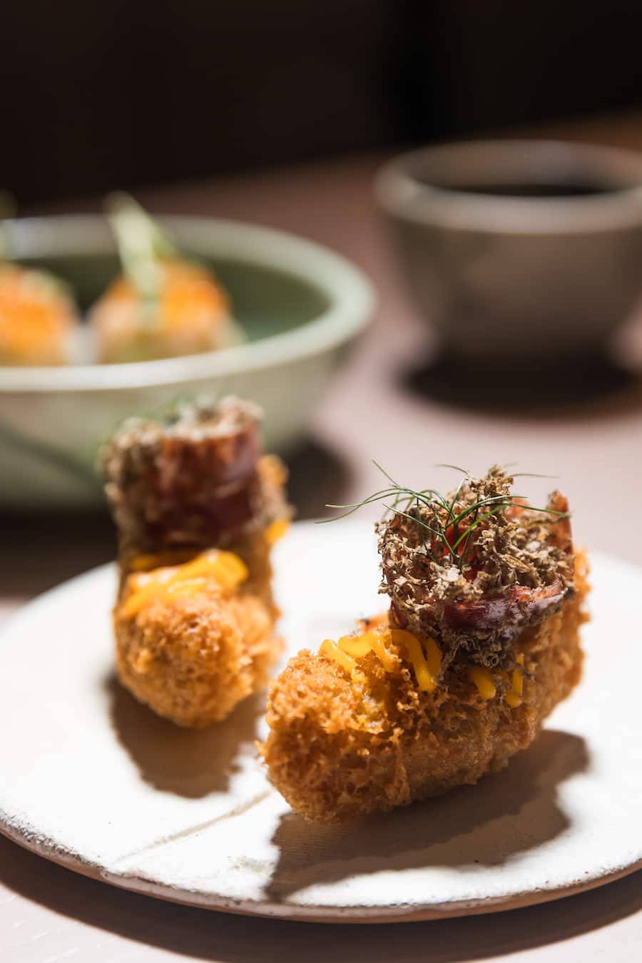 Restaurant ANGericht: Dumplings: «Taro Puff» mit Iberico-Füllung und Schwarzem Trüffel/«Siu Mai» mit Roter Garnele; Sauce mit Sesamöl, Chili und chinesischem EssigFotografiert am 09.11.2023