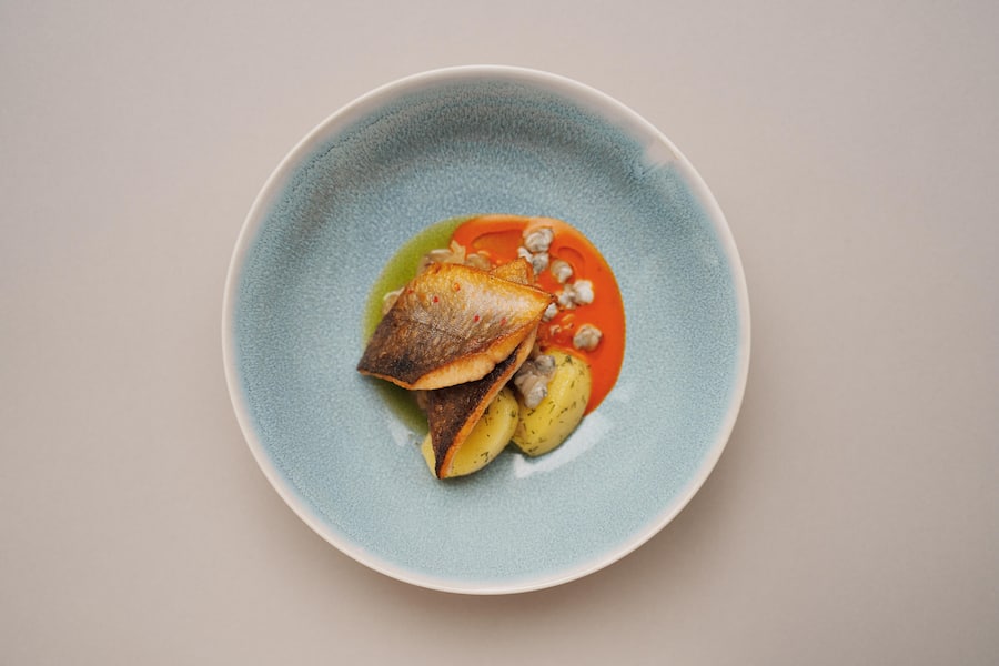 Römerswiler Saibling, mit hausgemachtem Sauerkraut, Reussmuschel-beurre-blanc - Drei Könige Luzern - Chefkoch Thomas Bischof - November 2023 - Copyright Olivia Pulver