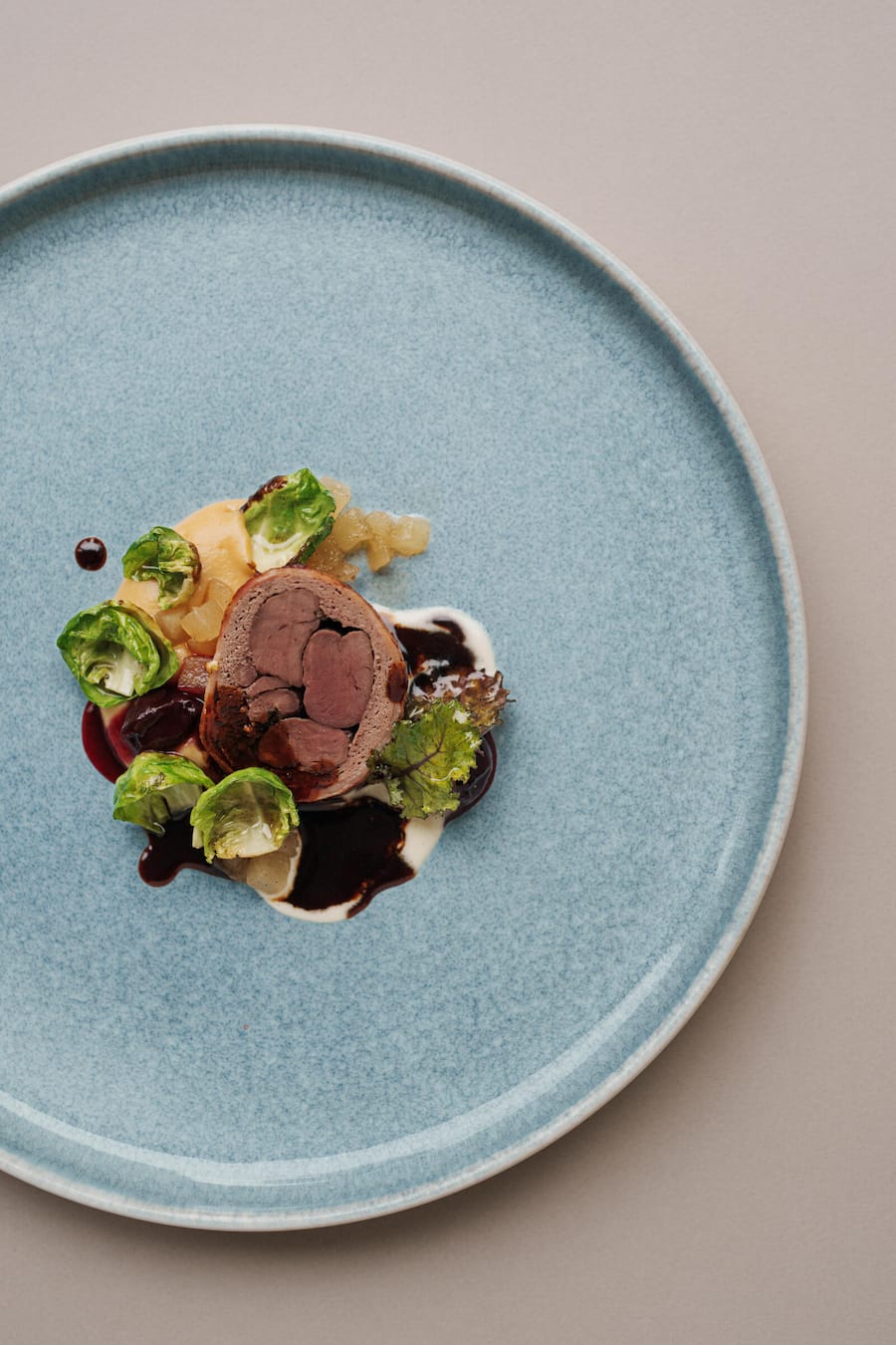 Rehfilet aus dem Fricktal mit Pastinakenpüre und Rosenkohl - Drei Könige Luzern - Chefkoch Thomas Bischof - November 2023 - Copyright Olivia Pulver