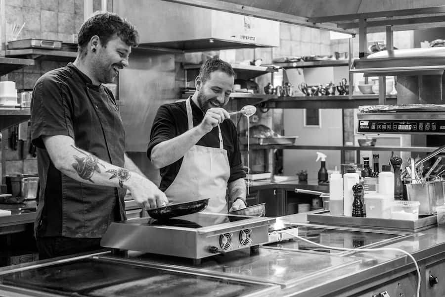 Drei Könige Luzern - Chefkoch Thomas Bischof mit Lenny Hartmann, Souschef - November 2023 - Copyright Olivia Pulver