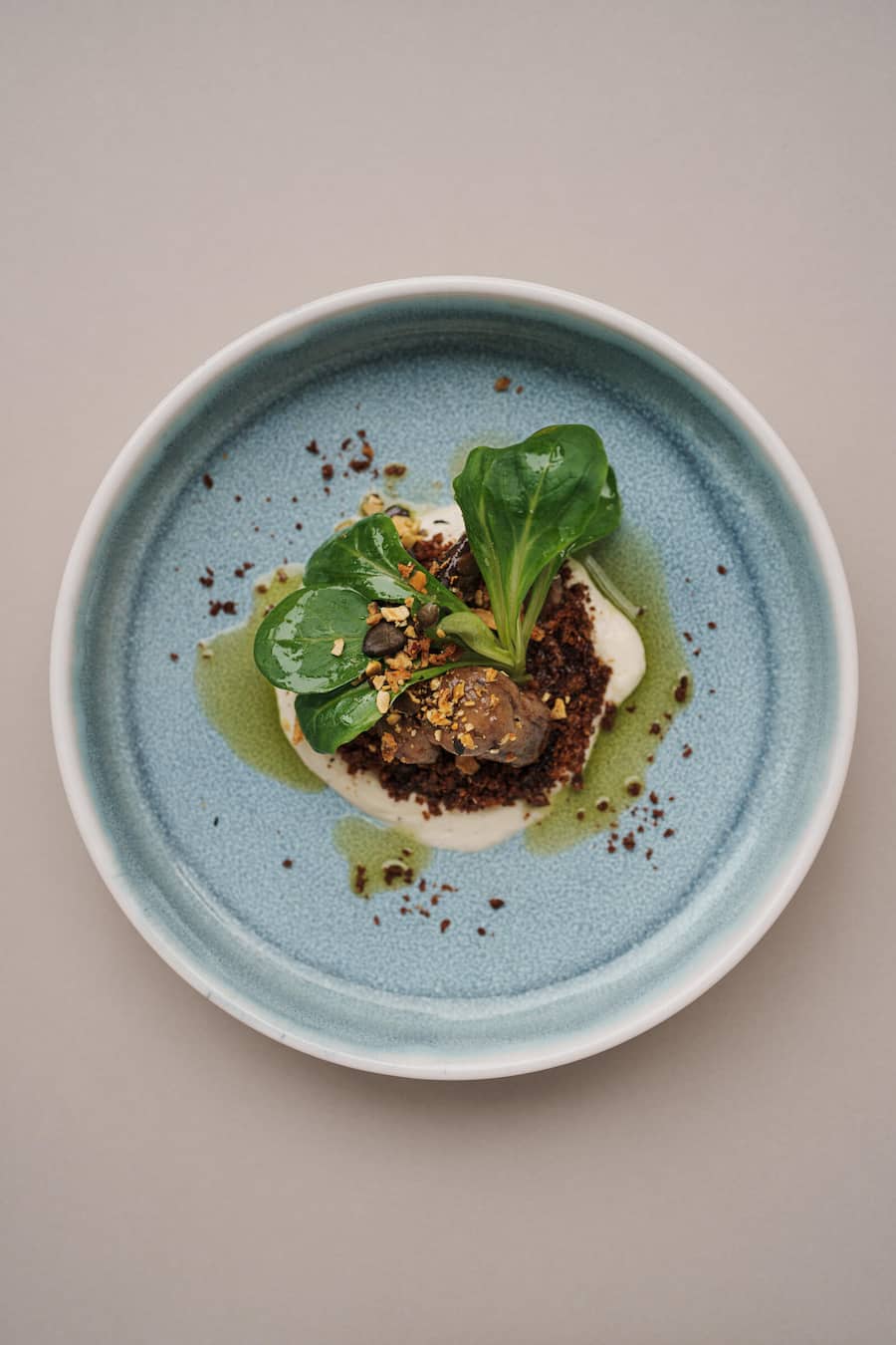 Konfierte Steinpilz, Pumpernickel, Knoblauchcreme und Schnittlauchöl - Drei Könige Luzern - Chefkoch Thomas Bischof - November 2023 - Copyright Olivia Pulver