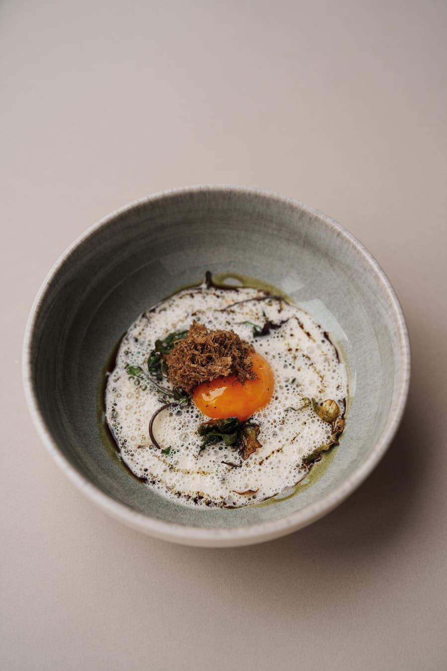 Konfiertes Eigelb, Federkohl, Parmesanschaum und Trüffel - Drei Könige Luzern - Chefkoch Thomas Bischof - November 2023 - Copyright Olivia Pulver