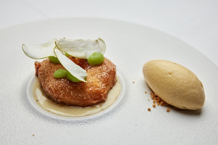 Überraschungen bis zum Dessert: Zum Apfelchüechli mit Vanillesauce gibt es eine verblüffend gute Beurre Noisette-Glace!