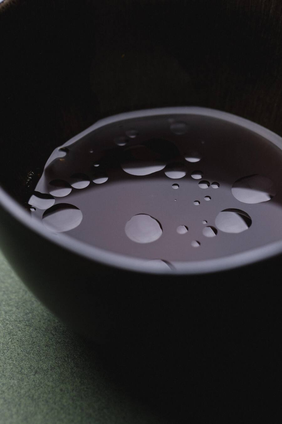 Kohlrabi-Kohlbrühe mit Zitronenöl, ebenfalls von Hartmann.