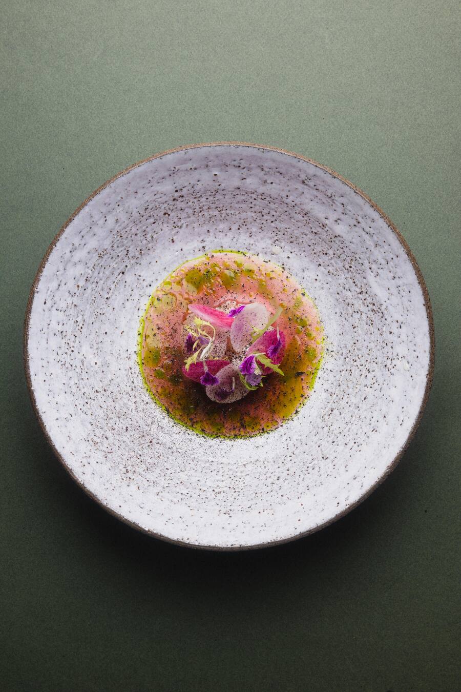 Kingfish mit Rettichrondellen und geriebener schwarzer Limette.