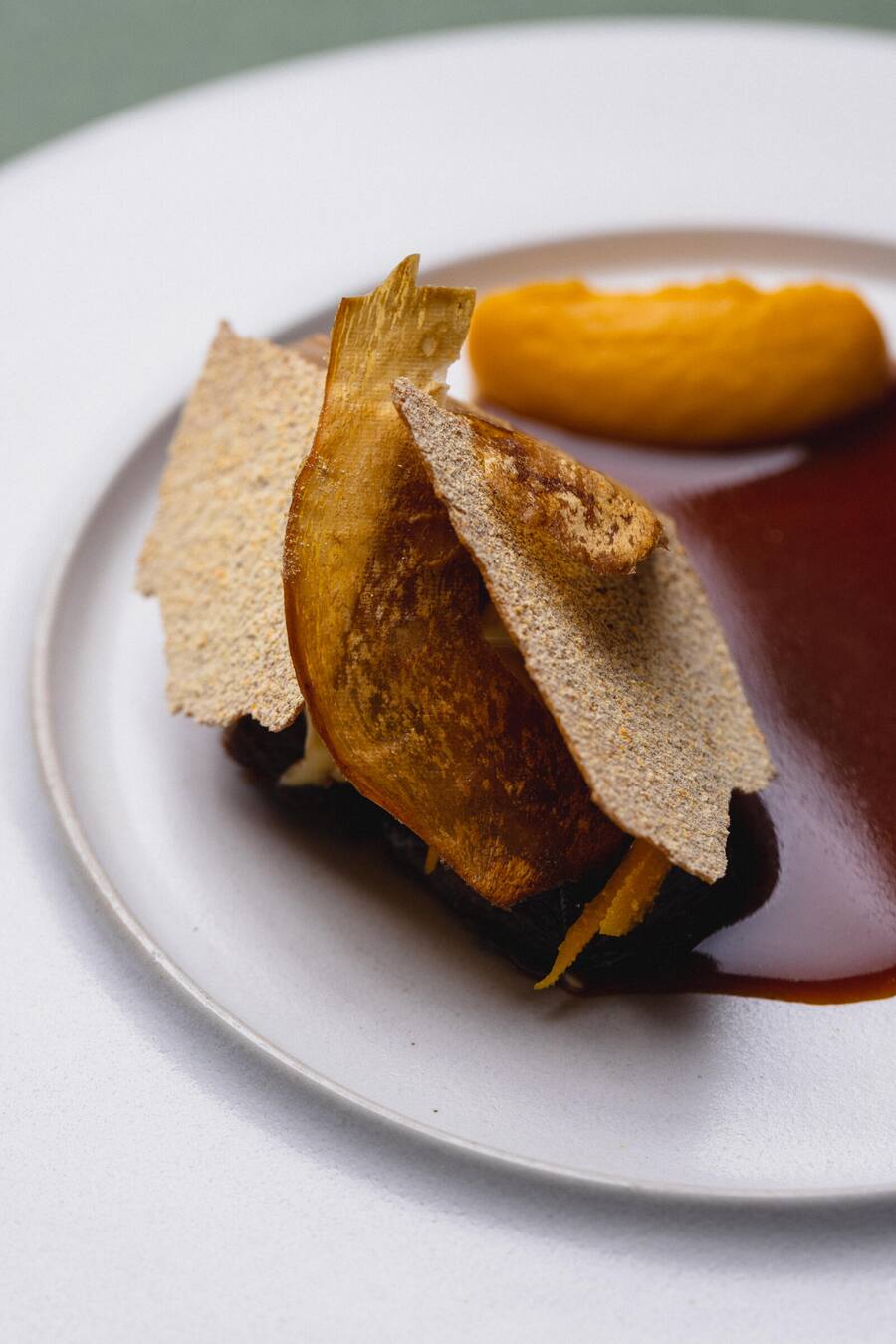 Trendpilz Igelstachelbart, von Hartmann mit Kürbis und fermentierter Stachelbeere zubereitet.