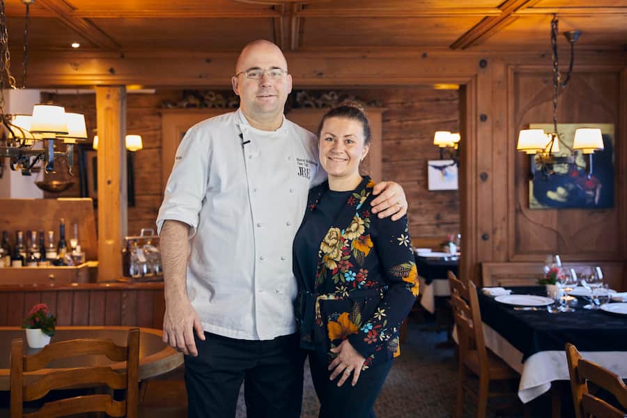 Manuel und Yulia Reichenbach in der Casa Tödi - Trun, 12.12.2018 - © Lucian Hunziker Videorezept: Manuel Reichenbach (Casa Tödi, Trun) - Glasierte Omlette mit Rindszunge