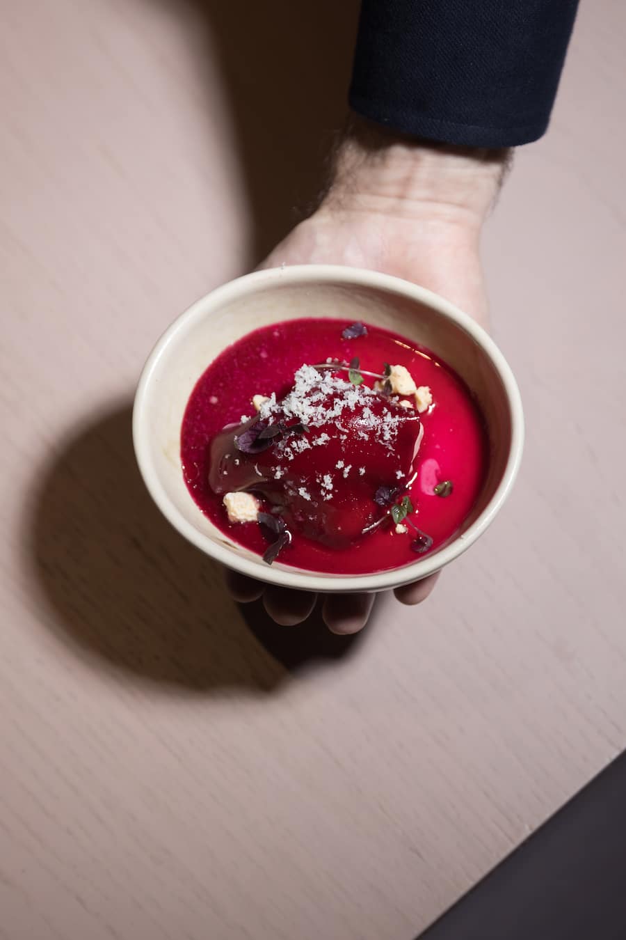 Restaurant ANGericht: Zwetschgenkompott, weiÃe Schokoladencreme, Zwetschgen-Randensauce, karamellisierte weiÃe Schokolade, Zwetschgen-Joghurt-Eis, Macadamiaöl, Gelée mit ShisobiFotografiert am 09.11.2023